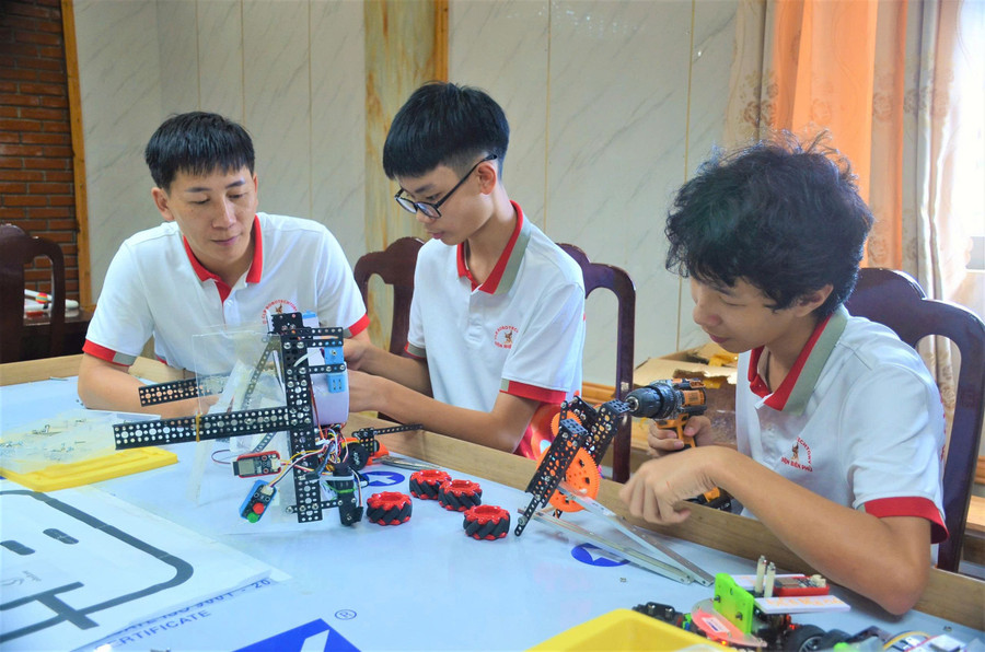 Thầy Đào Xuân Quỳnh hướng dẫn học sinh chế tạo robot. Ảnh: Xuân Quỳnh