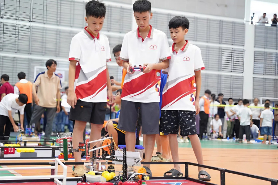 Thành viên Câu lạc bộ Robotechtory thi đấu tại Giải Robocon ORC toàn quốc 2025. Ảnh: Xuân Quỳnh thay-to-vung-cao-khat-vong-lam-chu-cong-nghe-2.jpg