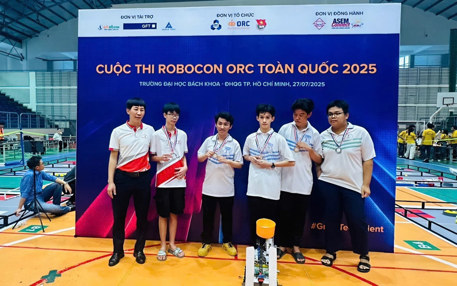 Thầy, trò Câu lạc bộ Robotechtory nhận giải Nhì chung cuộc tại bảng Master. Ảnh: Xuân Quỳnh thay-to-vung-cao-khat-vong-lam-chu-cong-nghe-1.jpg