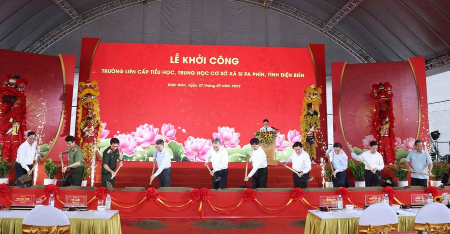 Tổng Bí thư Tô Lâm cùng các đại biểu thực hiện nghi thức khởi công Trường Liên cấp Tiểu học - THCS xã Si Pa Phìn.