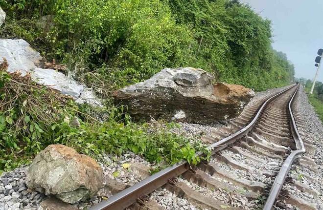 Sạt lở đá làm hư hỏng đường sắt Bắc - Nam qua Quảng Trị