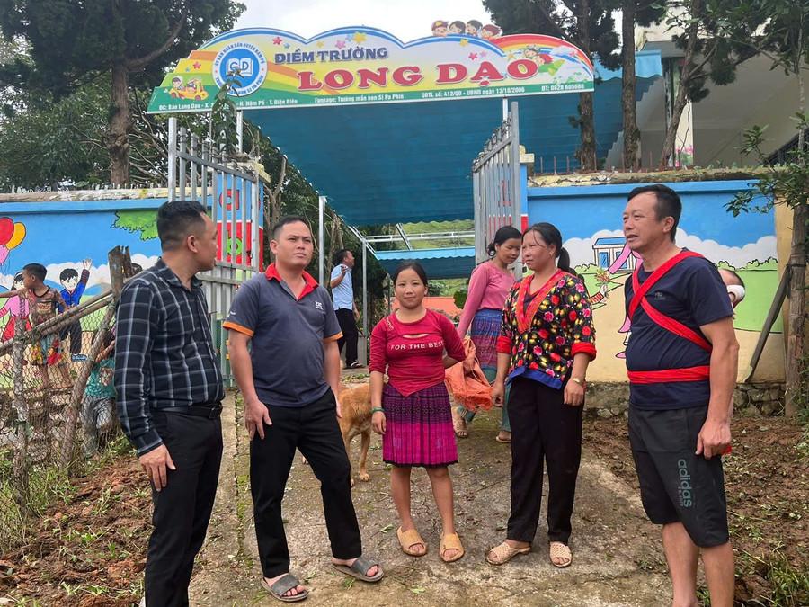 Anh Tráng A Dũng - Trưởng bản Long Dạo thông tin về chủ trương xây dựng Trường Liên cấp Tiểu học - THCS xã Si Pa Phìn. khoi-cong-truong-lien-cap-si-pa-phin-1.jpg