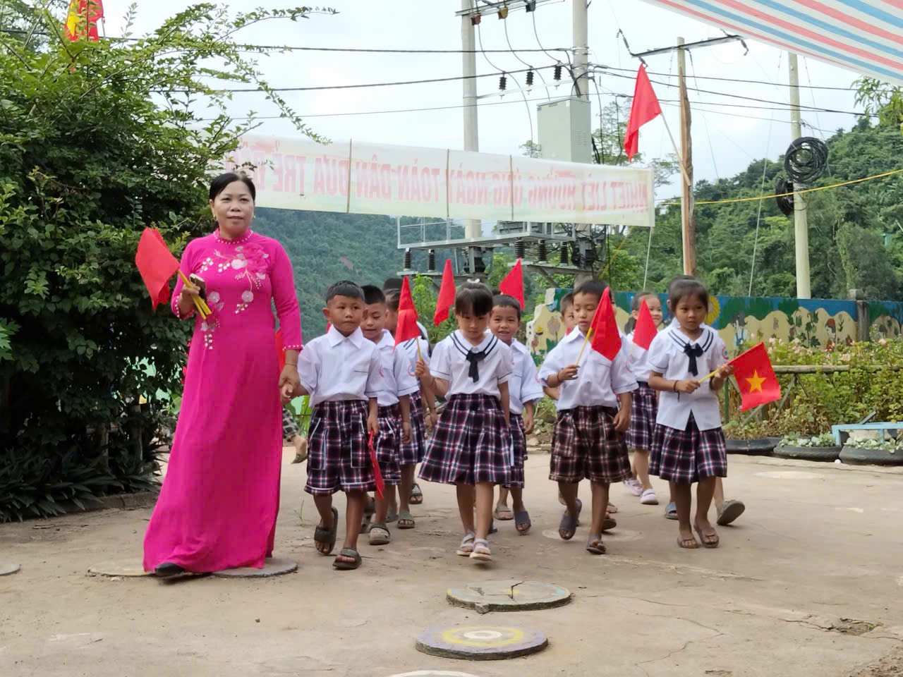 Giáo viên Trường Phổ thông DTBT Tiểu học Mỹ Lý 2 đón các em học sinh vào năm học mới. Ảnh: Ngọc Anh