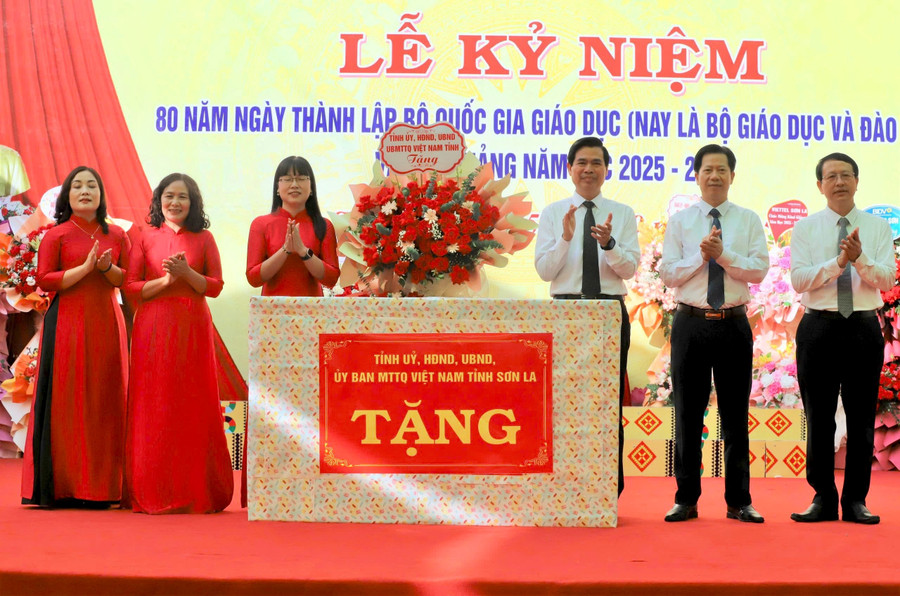 Lãnh đạo tỉnh Sơn La tặng quà chúc mừng trường Lê Quý Đôn trong dịp khai giảng.