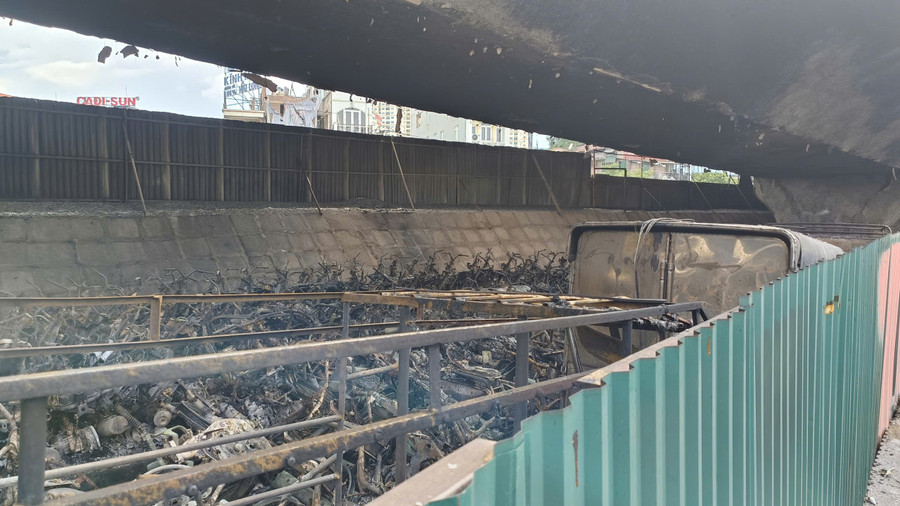 Khoảng hơn 500 chiếc xe máy bị cháy rụi sau vụ hỏa hoạn dưới chân cầu Vĩnh Tuy hôm 30/8. z6961032221251-53c11dbe45694414aad5a1cd09da872d.jpg