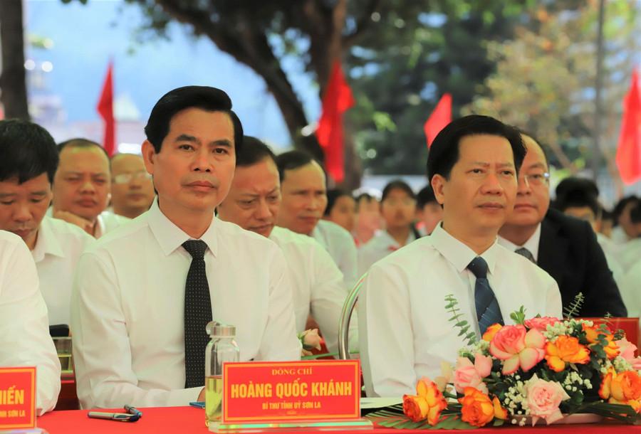 Ông Hoàng Quốc Khánh, Bí thư Tỉnh ủy Sơn La (người đầu tiên bên trái) dự khai giảng tại trường Lê Quý Đôn, phường Tô Hiệu. img-20250905-094227.jpg