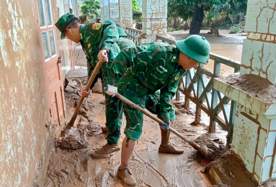 Lực lượng quân đội dọn dẹp bùn đất tại trường mầm non Hoa Hồng, xã Chiềng Khương bị ảnh hưởng mưa lũ (ảnh đầu tháng 8/2025). img-20250905-084716.png