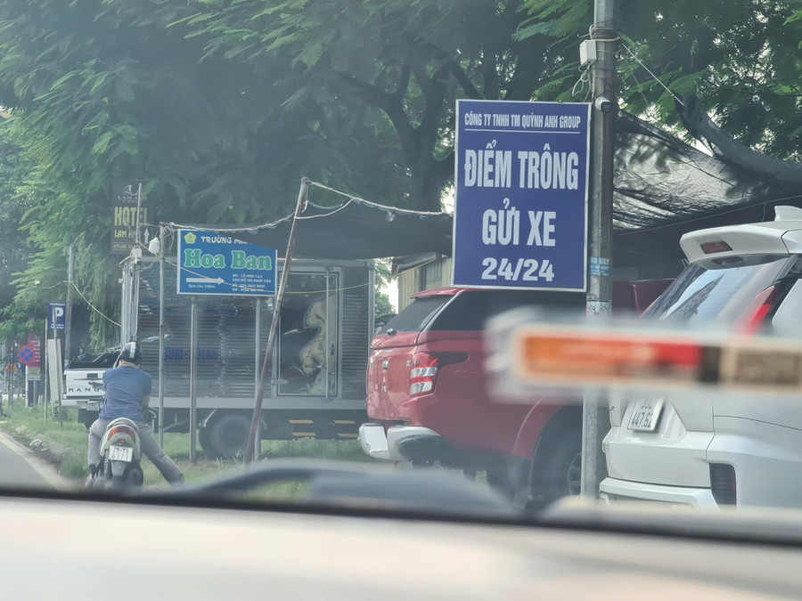 Công ty TNHH TM Quỳnh Anh Group trông giữ xe trên vỉa hè. z6953696682461-60c7129759065ca37c4726fec20ec70f.jpg