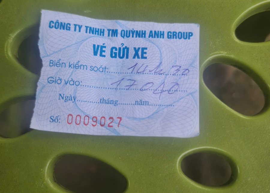 Vé trông giữ xe của Công ty TNHH TM Quỳnh Anh Group có dấu hiệu chưa đúng với quy định của Bộ Tài chính (không có dấu) z6953715084262-ed5ff936c5c36bd12eba9d324ea00012.jpg