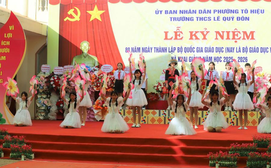 Tiết mục văn nghệ của học sinh trong ngày khai giảng. img-20250905-094341.jpg