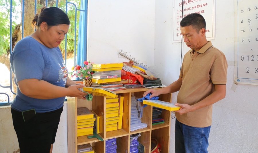 Thầy cô giáo trường Tiểu học Chiềng Sơ sắp xếp đồ dùng học tập, chuẩn bị cho năm học mới. img-20250905-073819.png