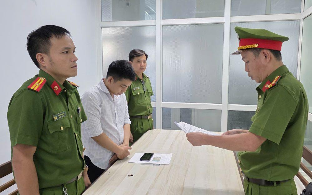 Cơ quan Cảnh sát điều tra Công an thành phố Đà Nẵng tống đạt quyết định bắt tạm giam đối với Nguyễn Minh Quang. Ảnh: Công an TP