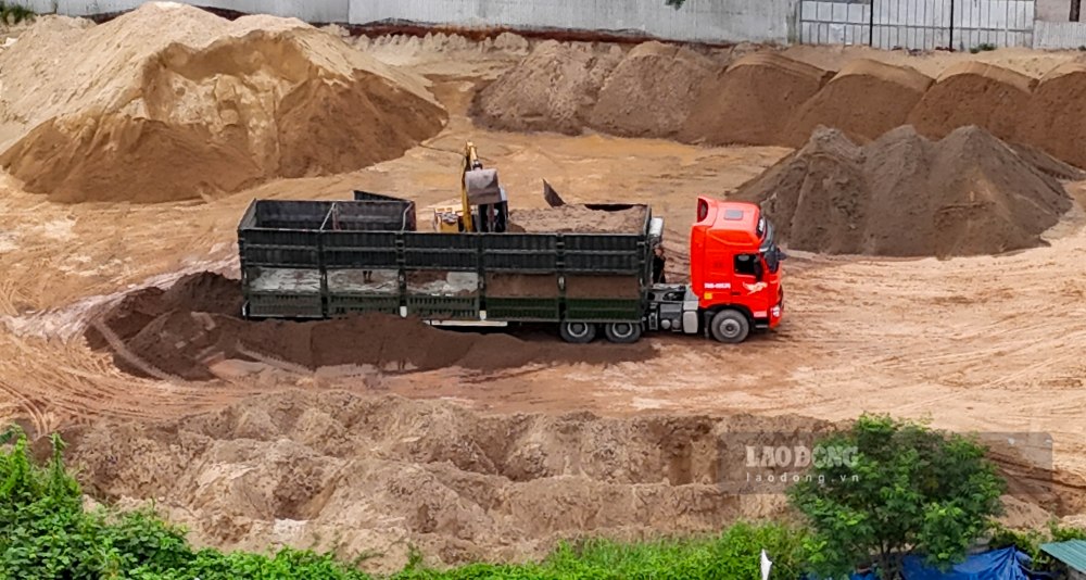 Xe biển số 74H-007.xx kéo theo rơ moóc 74R-008.xx sau khi lọt qua các chốt CSGT thì vào bãi tập kết ở TP Huế và xả hàng. Ảnh: PV