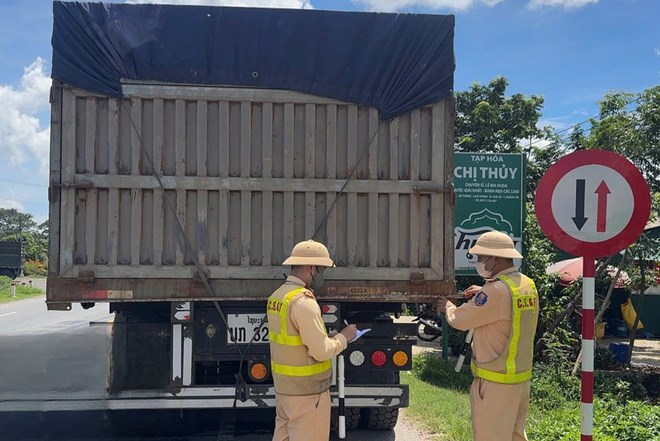 Sau phản ánh, đoàn xe chở cát tải trọng khủng đã dừng hoạt động, cán bộ liên quan bị xử lý