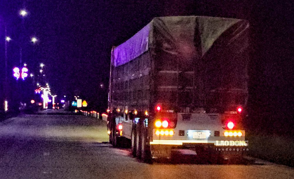 Xe biển số 74H-007.xx kéo theo rơ moóc 74R-008.xx lchở cát ướt ngang thùng, lưu thông trên đường Hồ Chí Minh qua Quốc lộ 9 rồi đến Quốc lộ 1. Ảnh: PV