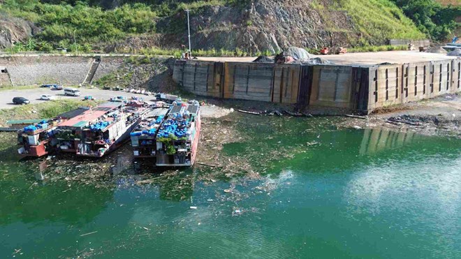 Rác thải tràn ngập hồ Hòa Bình, tiềm ẩn nguy cơ sự cố kỹ thuật