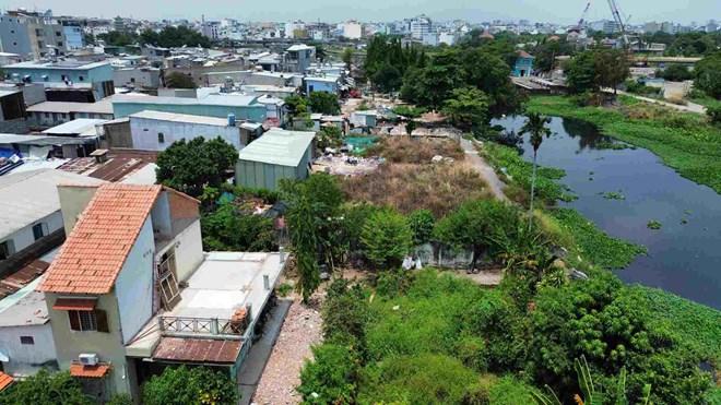 Nhà dân phường An Nhơn lùi vào trong, bàn giao mặt bằng cho dự án cải tạo rạch Xuyên Tâm. Ảnh: Anh Tú