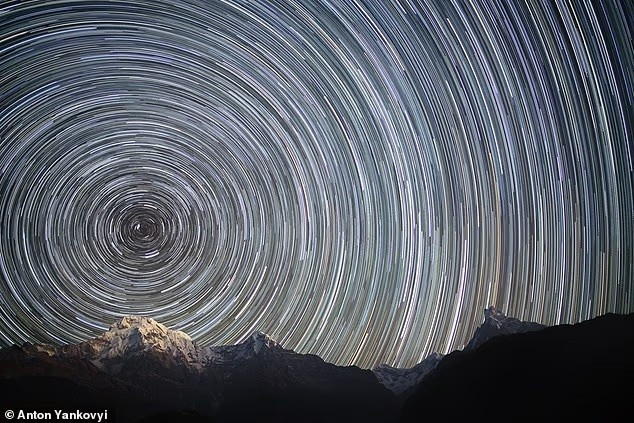 Bức ảnh phơi sáng lâu này chụp bầu trời đêm phía bắc dãy Himalaya ở Nepal cho thấy đường đi biểu kiến của các ngôi sao khi Trái Đất quay. Nếu Trái Đất quay đủ nhanh, liệu đây có phải là những gì chúng ta sẽ thấy? chuyen-gia-canh-bao-hau-qua-khung-khiep-khi-trai-dat-tang-toc.jpg