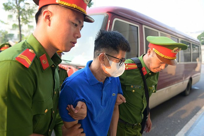 Dẫn giải bị cáo vụ sai phạm tại Tập đoàn Thuận An  vào phòng xử án