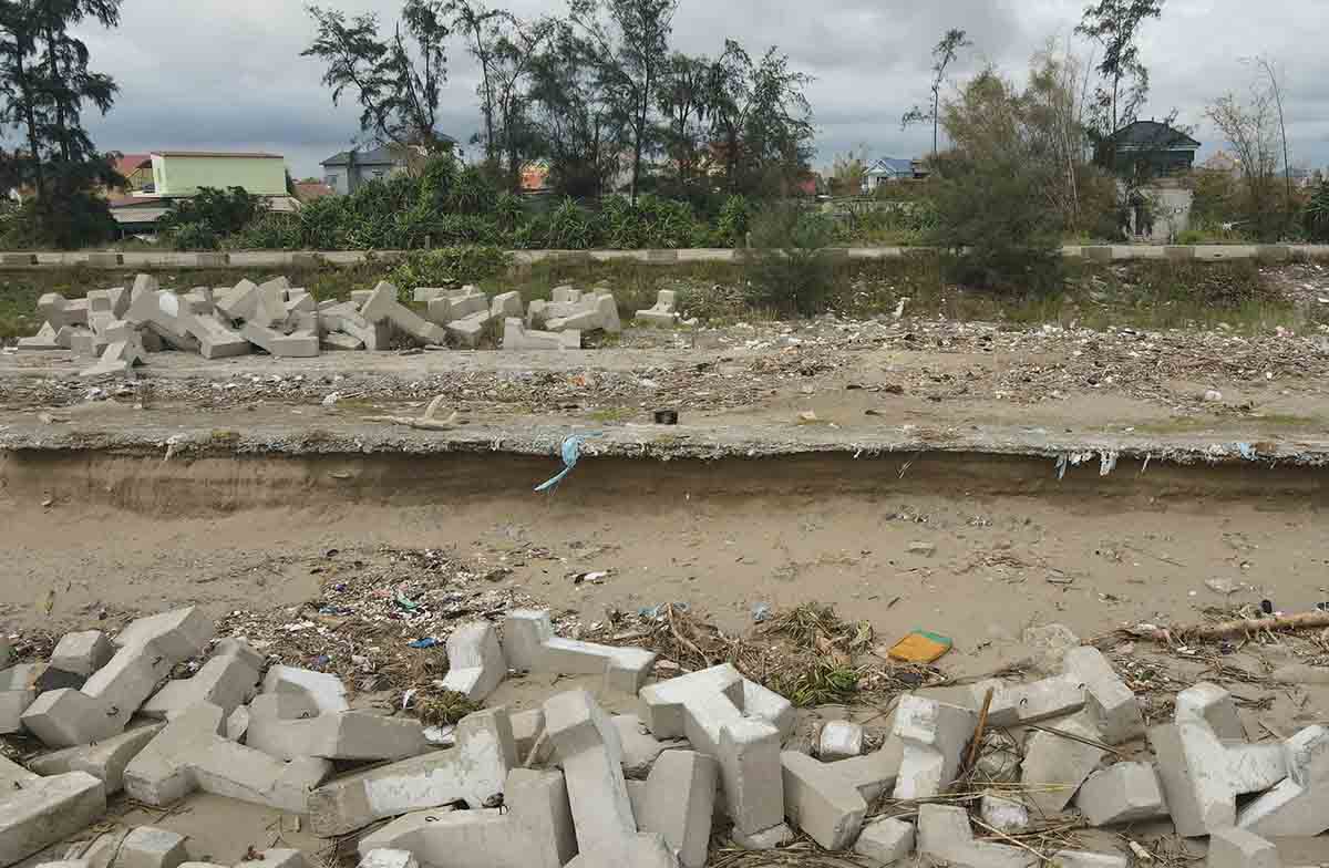 Sạt lở tiến sát đến đê Hội Thống, đe dọa đến khu dân cư bên trong đê. Ảnh: Trần Tuấn.