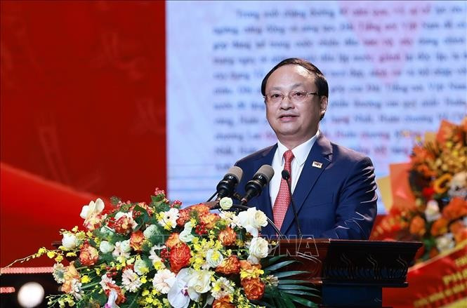 Tổng Giám đốc Đài Tiếng nói Việt Nam Đỗ Tiến Sỹ trình bày diễn văn kỷ niệm 80 năm Ngày thành lập Đài Tiếng nói Việt Nam. (Ảnh: Dương Giang/TTXVN) Tổng Giám đốc Đài Tiếng nói Việt Nam Đỗ Tiến Sỹ trình bày diễn văn kỷ niệm 80 năm Ngày thành lập Đài Tiếng nói Việt Nam. (Ảnh: Dương Giang/TTXVN)