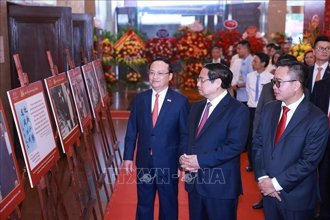 Thủ tướng Phạm Minh Chính tham quan trưng bày ảnh về quá trình hình thành và phát triển của Đài Tiếng nói Việt Nam. (Ảnh: Dương Giang/TTXVN) Thủ tướng Phạm Minh Chính tham quan trưng bày ảnh về quá trình hình thành và phát triển của Đài Tiếng nói Việt Nam. (Ảnh: Dương Giang/TTXVN)