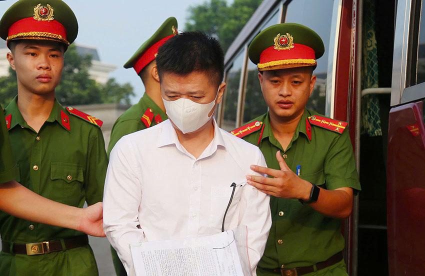 Như nhiều đại án sai phạm đấu thầu khác, vụ án xoay quanh những cuộc nhờ vả, chạy chọt, lợi dụng tiền, quyền với lãnh đạo cấp cao để doanh nghiệp được trúng thầu các dự án quan trọng khi không có năng lực. Ảnh: Quang Việt