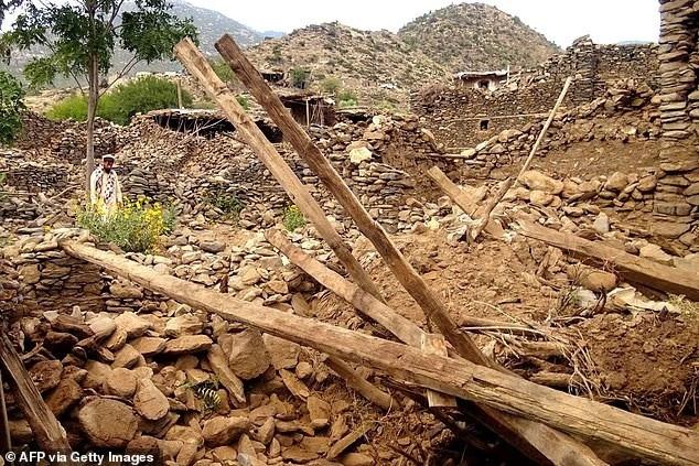 Trái Đất quay càng nhanh, các mảng kiến tạo di chuyển càng nhanh, có thể làm tăng thêm áp lực địa chất và "rất nhiều động đất". Trong ảnh, thiệt hại do trận động đất ở Afghanistan, ngày 4/9. chuyen-gia-canh-bao-hau-qua-khung-khiep-khi-trai-dat-tang-toc-3.jpg