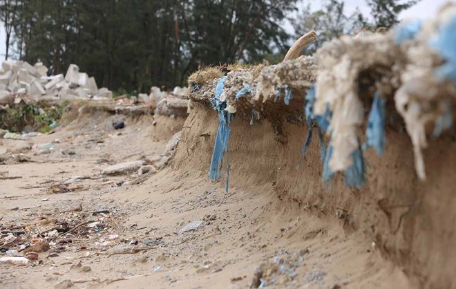 Sạt lở bờ biển gây lo ngại cho 600 hộ dân