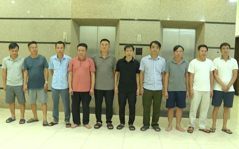 Công an Thanh Hóa bắt giữ Nguyễn Văn Mai (tức “Mạnh gỗ” - áo đen đứng giữa ảnh) cùng 9 đối tượng khác. Ảnh: Công an Thanh Hóa