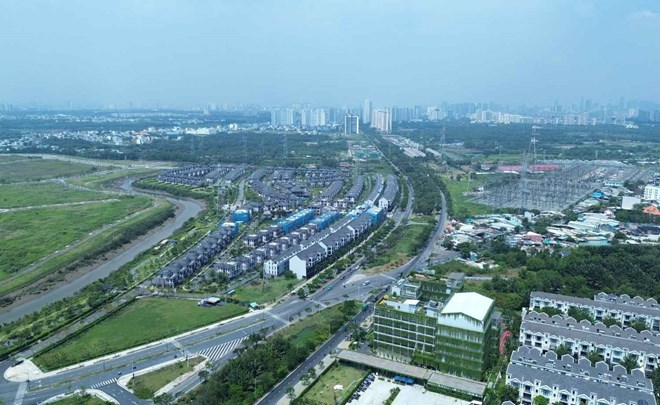 Đường Nguyễn Hữu Thọ hiện hữu sẽ được nâng cấp lên 10 làn xe, trong đó có 4 làn đi trên cao. Ảnh: Anh Tú