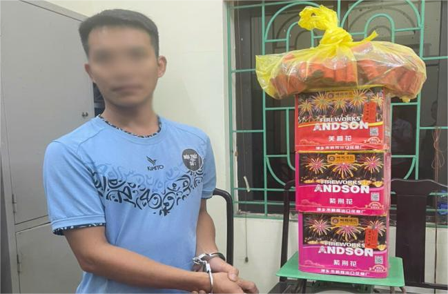 Nguyễn Quang Tuyển cùng số tang vật bị thu giữ.