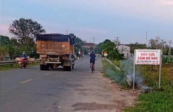 Công an xã xử phạt 2 người dân vứt rác ra đường