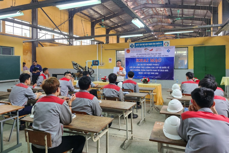 Trường Cao đẳng Kỹ thuật Việt – Đức Hà Tĩnh tổ chức thi tốt nghiệp nghề cơ khí cho các sinh viên.