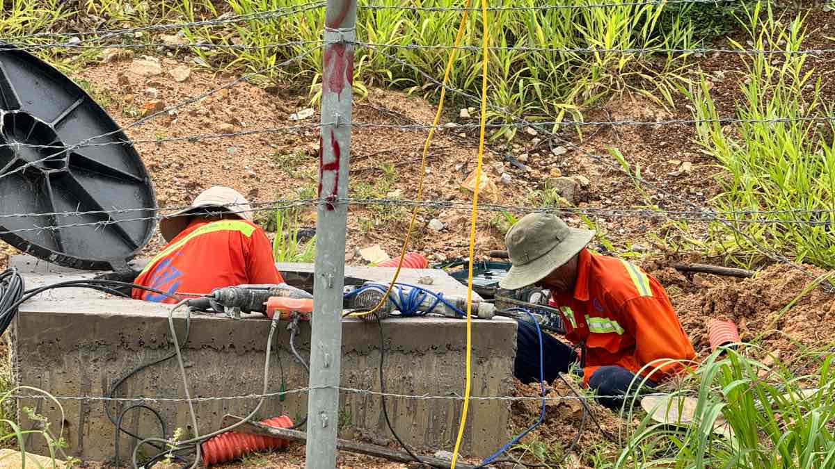 Các nhân viên thi công dây cáp cho Hệ thống giám sát điều hành giao thông trên cao tốc. Ảnh: Duy Tuấn