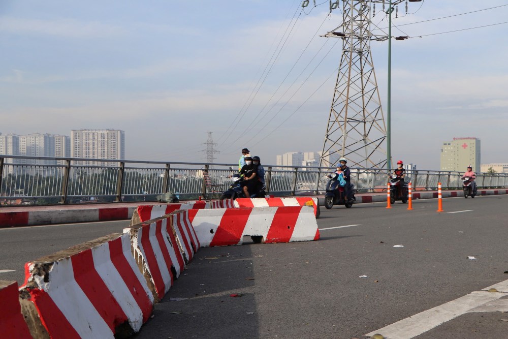 Lực lượng chức năng tiếp tục chặn ô tô từ Cầu Bình Lợi xuống vòng xoay Phạm Văn Đồng - Quốc lộ 13 và cầu Bình Triệu. Ảnh: Anh Tú