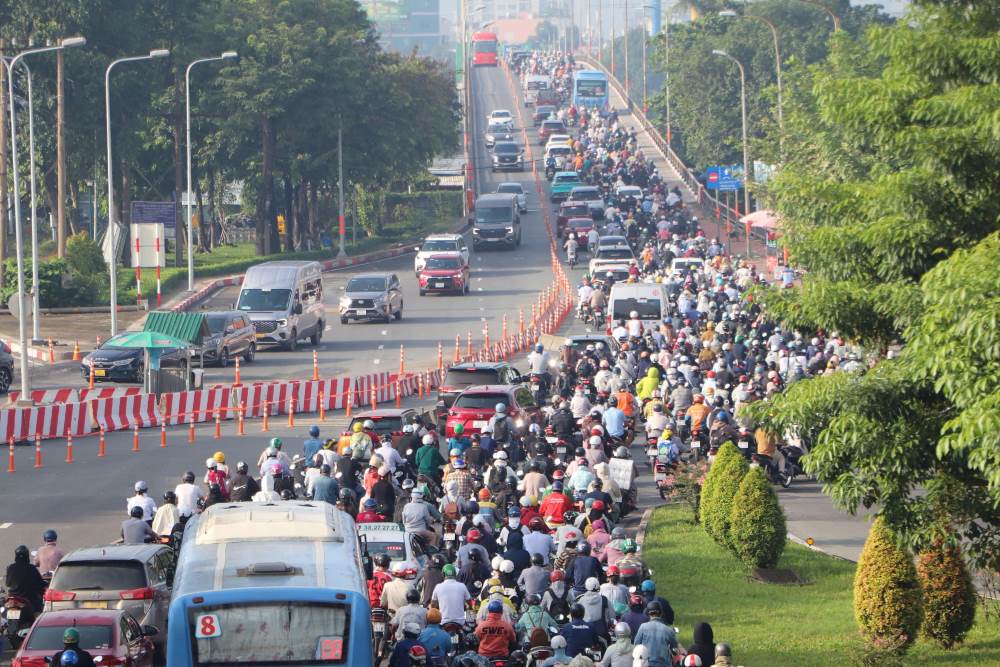 Lối lên cầu Bình Triệu 2 ùn ứ kéo dài cả cây số, đặc biệt là vào giờ đi làm buổi sáng. Ảnh: Anh Tú