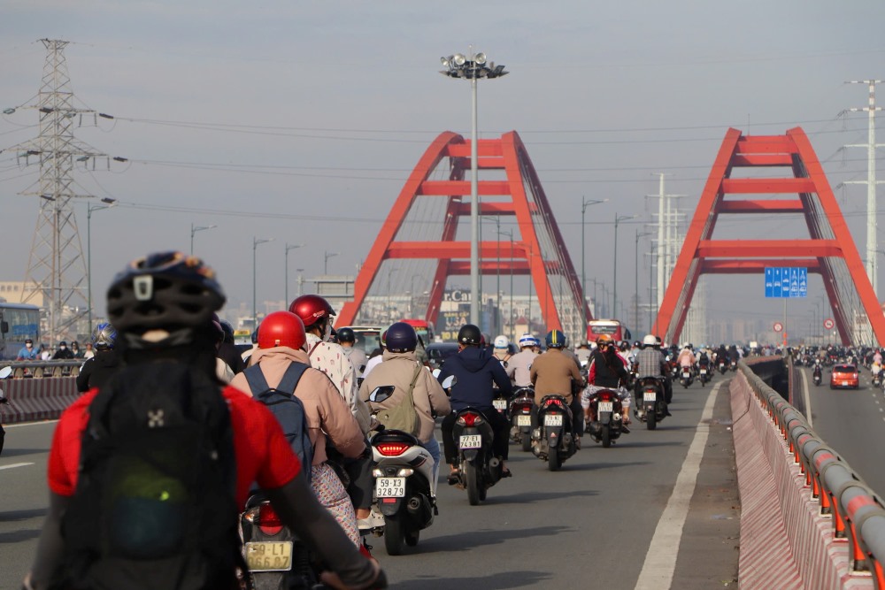 Xe máy vẫn được lưu thông từ cầu Bình Lợi xuống cầu Bình Triệu. Ảnh: Anh Tú