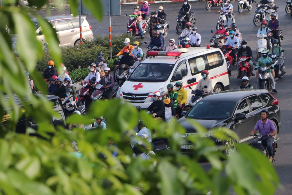 Một chiếc xe cứu thương đang len lỏi trong dòng phương tiện trên đường Quốc Lộ 13, di chuyển theo hướng từ Bình Dương cũ vào trung tâm TPHCM. Ảnh: Anh Tú