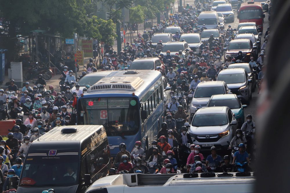 Lượng phương tiện trên đường Phạm Văn Đồng liên tục dồn về hướng Quốc lộ 13. Ảnh: Anh Tú