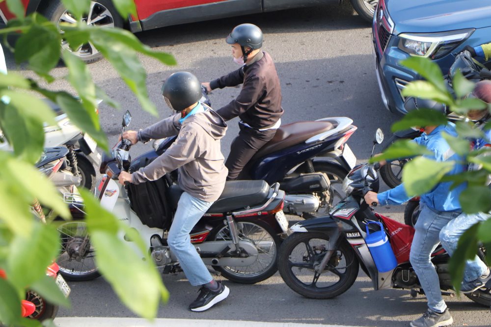 Xe máy len lỏi vào từng chỗ trống trên đường để di chuyển. Ảnh: Anh Tú