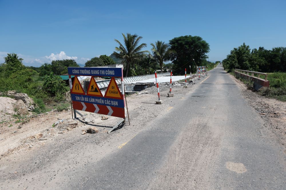 Vị trí cầu Suối Tre có bảng công trình nhưng vắng bóng công nhân, máy móc. Ảnh: Duy Tuấn