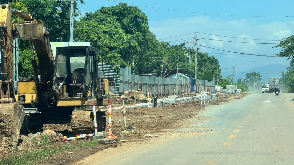 Một vị trí có máy móc nhưng không thấy nhân công. Ảnh: Duy Tuấn