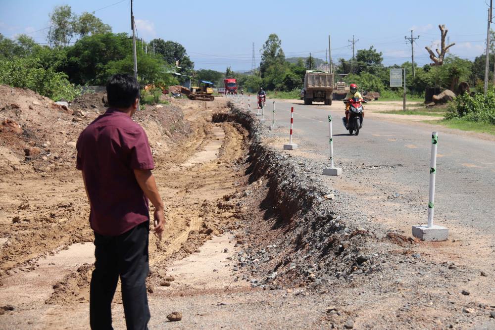 Phóng viên quan sát tại vị trí đang mở rộng mặt đường nhưng không thấy công nhân. Ảnh: Duy Tuấn