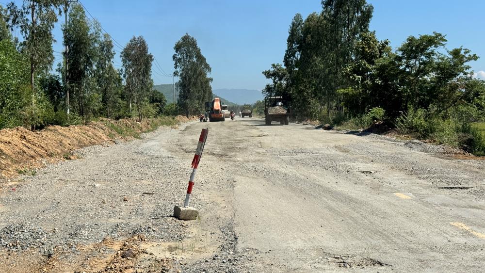 Một vị trí có máy móc thi công. Ảnh: Duy Tuấn