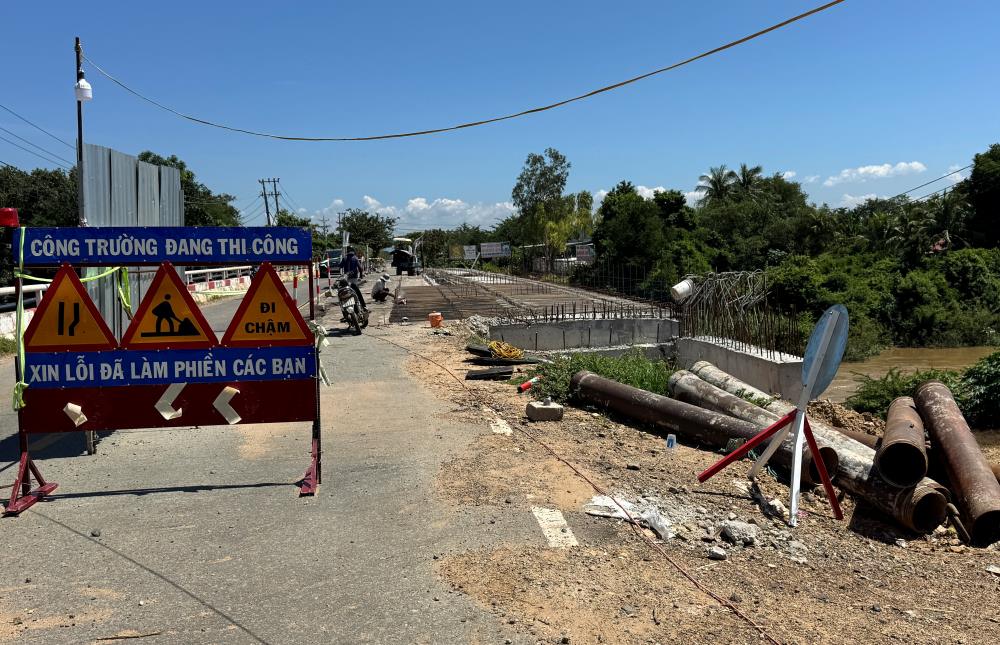 Thi công tại cầu Sông Lũy. Ảnh: Duy Tuấn