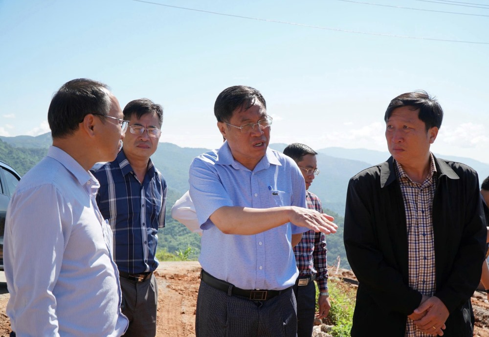 Phó Chủ tịch UBND tỉnh Lâm Đồng - Võ Ngọc Hiệp kiểm tra dự án Quốc lộ 28B. Ảnh: Duy Tuấn