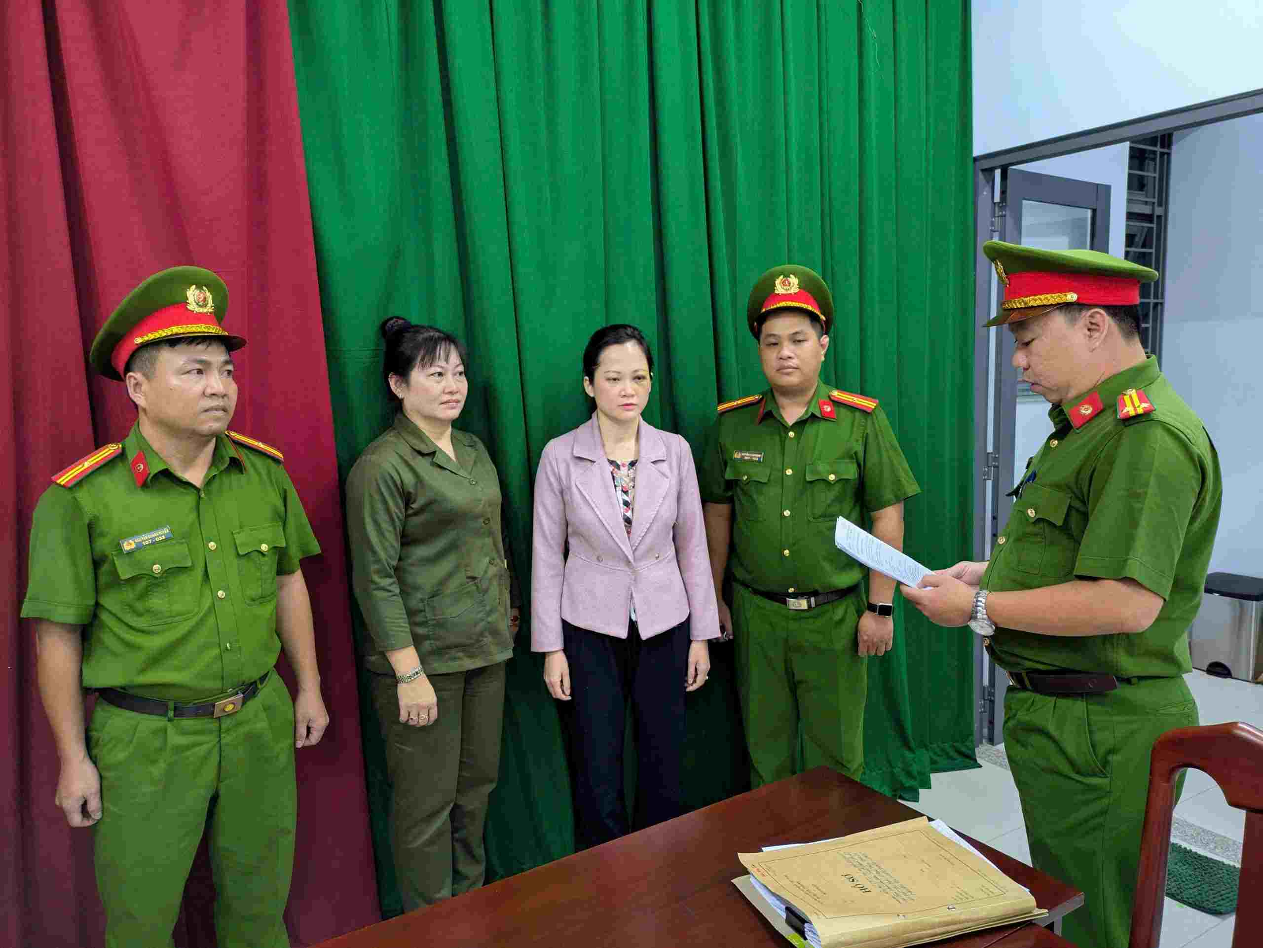 Bà Nguyễn Thị Tuyết Chinh bị tạm giữ hình sự liên quan đến hành vị hành hung khách hàng. Ảnh: Công an cung cấp