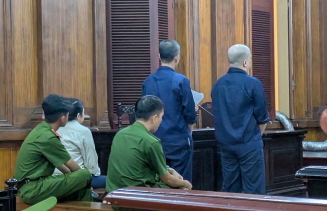 Ca sĩ Quốc Kháng hầu tòa cùng bà chủ chuỗi nhà thuốc Mỹ Châu ở TPHCM