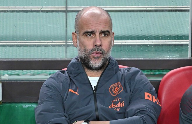 Pep Guardiola đã chọn cách ở lại Man City và đối mặt với áp lực. Ảnh: AFP